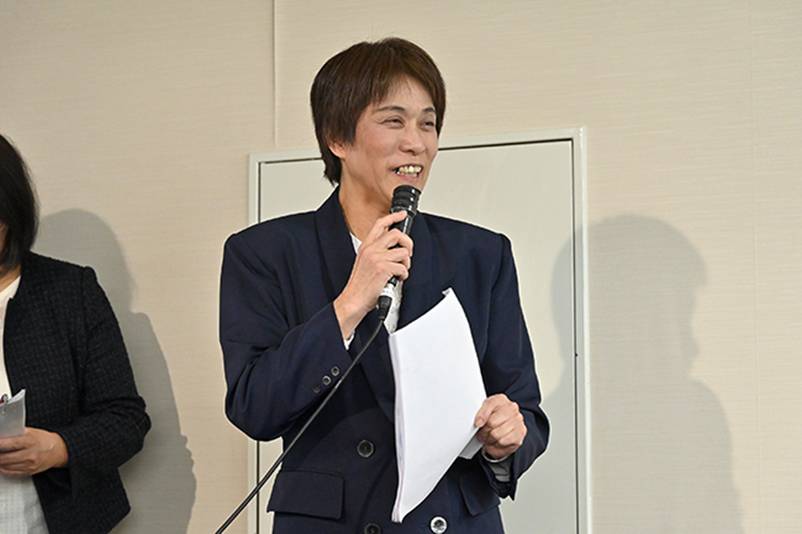 発表が終わってホッとしたんですネ！ 篠原さんの質問に笑顔で答える菊池さん。